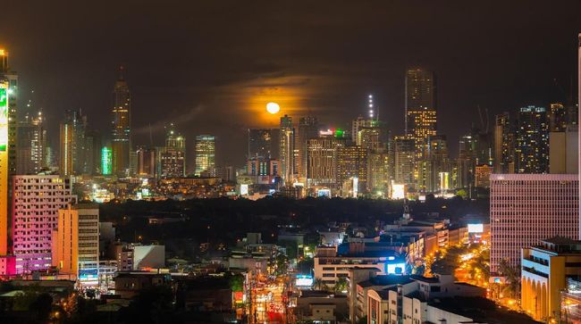 Topan dan senjata api menjadi dua tantangan selama penulis hidup di Filipina.