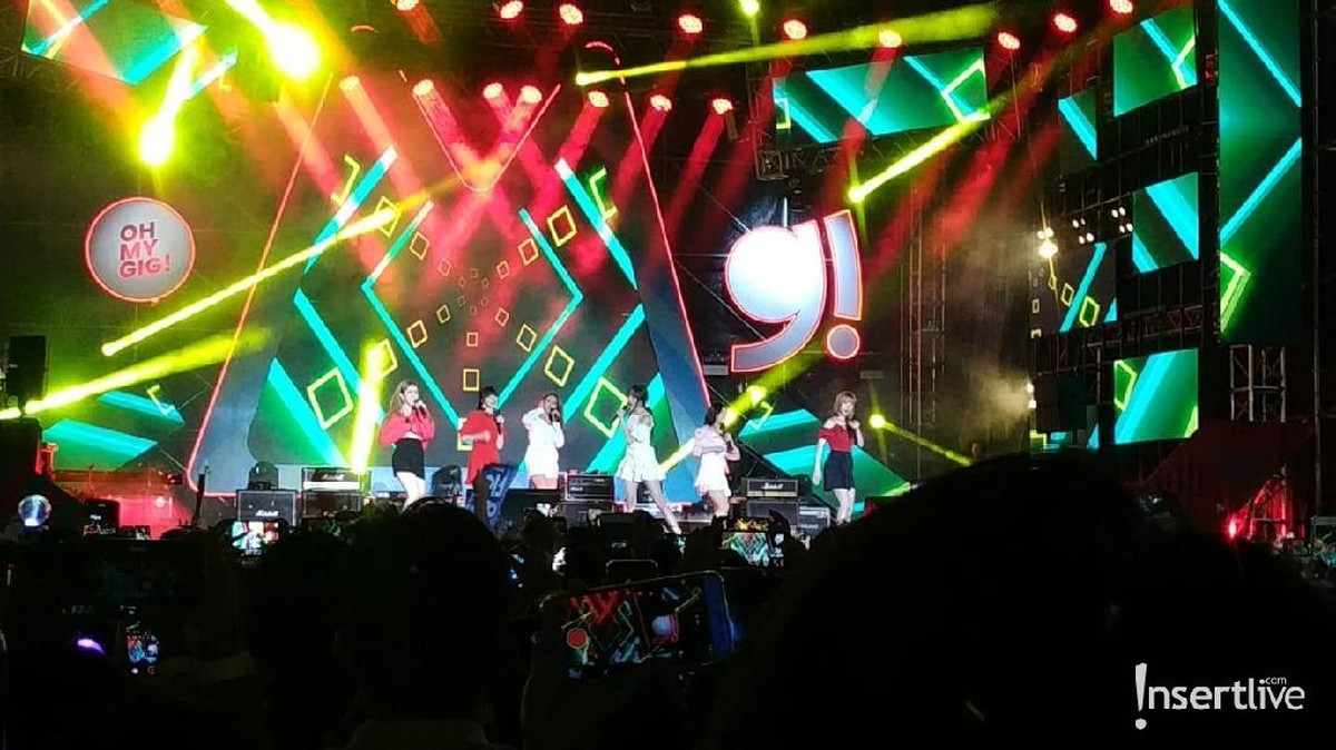 Girkband GFRIEND kembali ke Indonesia untuk menghibur penggemarnya&period; GFRIEND mengisi acara Oh My Gig di Parkir Timur Senayan&comma; Jakarta&comma; Sabtu &lpar;7&sol;12&rpar;&period; 