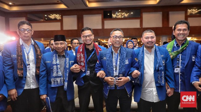 Amien Rais marahi kader PAN pendukung Zulkifli Hasan yang meneriakkan slogan 'lanjutkan' dalam mukernas.