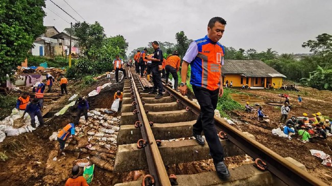 PT KAI Daop 2 Bandung menghentikan sementara enam perjalanan KA akibat gempa yang berpusat di Cianjur, Senin (21/11) siang.