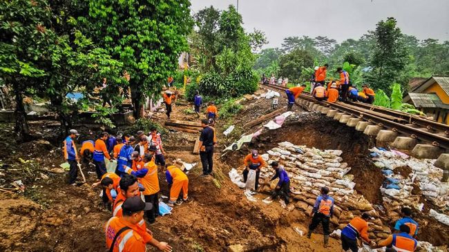 Sejumlah jadwal kereta api jarak jauh Joglosemarkerto terganggu hingga harus dialihkan lantaran jalur KA di daerah tegal terkikis longsor.