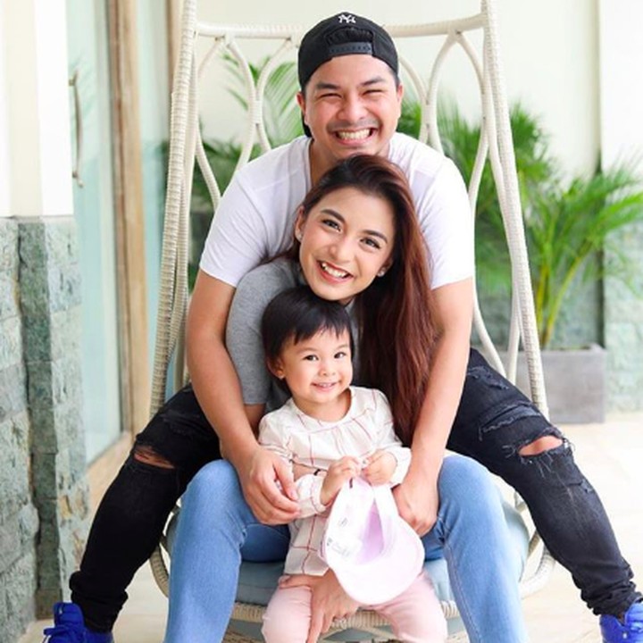 <p>Bergaya bareng mama dan papa, Natusha tampak tersenyum malu-malu. Tapi tak mengurangi kekompakan keluarga mereka ya, Bun. (Foto: Instagram @nastusha.olivia.alinskie)</p>