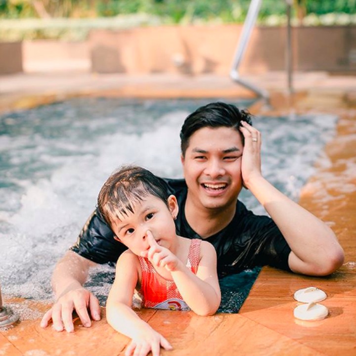 <p>Wah, kalau yang satu ini pasti bikin ketawa ya, Bun. Natusha juga sama seperti anak-anak kecil lainnya. Suka ngupil dimana saja, enggak peduli meski sedang difoto. <em>He-he-he</em>. (Foto: Instagram @nastusha.olivia.alinskie)</p>