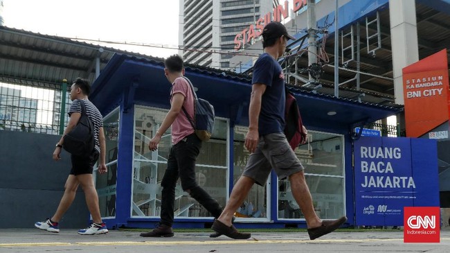 Warga memanfaatkan ruang baca di kawasan Stasiun MRT Dukuh Atas, Jakarta Pusat. Minggu (8/12/2019). Keberadaan ruang baca yang diperuntukkan bagi masyarakat, khususnya penumpang MRT ini bertujuan untuk membangun gerakan baca buku. CNN Indonesia/Andry Novelino