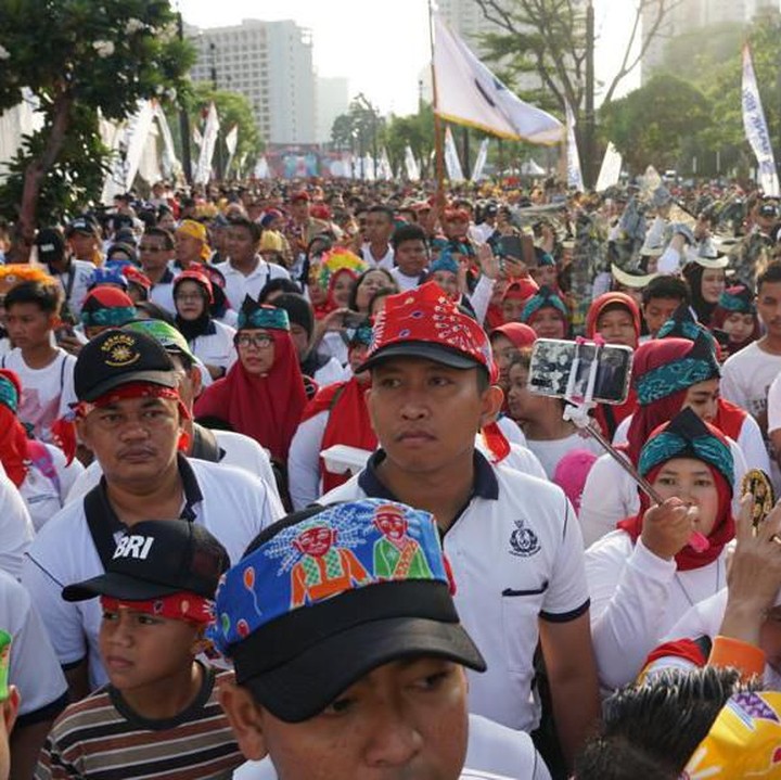 <div>Bersama sekitar 20 ribu orang yang bergoyang bersama dengan iringan lagu Sajojo. (Foto: Humas Oase)</div><div> </div><div> </div>