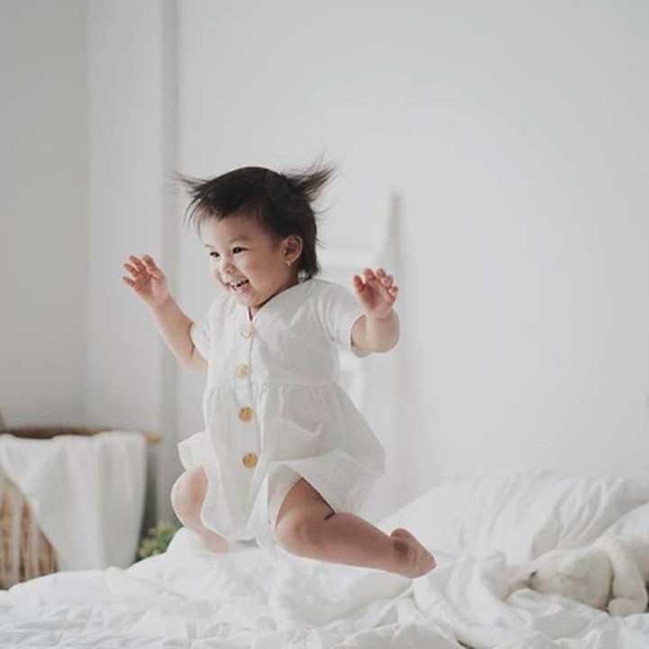<p>Sejak kecil, Natusha sudah pintar bergaya. Termasuk ketika disuruh <em>jumping </em>di atas kasur seperti ini. Ekspresinya makin lucu ya. (Foto: Instagram @nastusha.olivia.alinskie)</p>