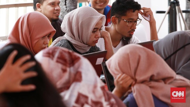 Netizen mengeluarkan reaksi beragam menanggapi pengumuman seleksi administrasi Calon Pegawai Negeri Sipil atau CPNS 2019 terakhir pada hari ini.