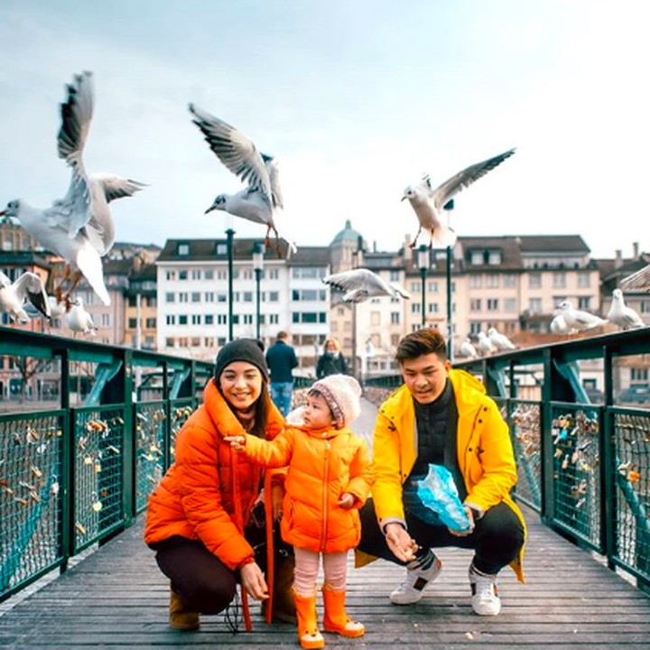 <p>Natusha juga enggak takut sama burung-burung yang terbang di atasnya. Malah keasyikan mengajaknya bermain dan memberi makan. (Foto: Instagram @nastusha.olivia.alinskie)</p>