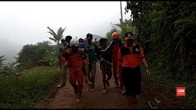VIDEO: Korban Longsor di Tambang Emas Citorek Dievakuasi