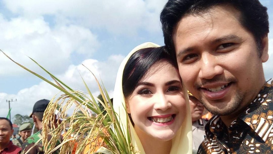 Menyanyikan lagu romantis untuk sang istri, Arumi Bachsin, di Konser Tegar 2.0 Rossa, Emil Dardak berhasil bikin baper banyak orang.