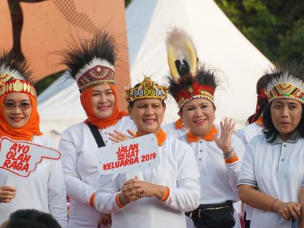 7 Potret Keseruan Iriana Jokowi Isi Minggu Pagi Hingga Bergoyang Sajojo