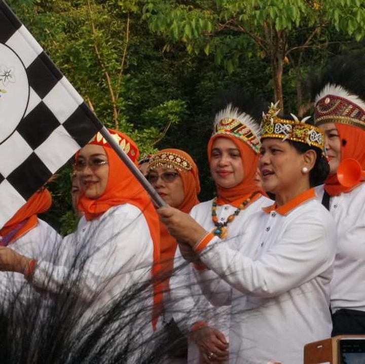 <div>Iriana Joko Widodo membuka acara Jalan Santai Keluarga di Gelora Bung Karno (GBK), Minggu (8/12/2019). (Foto: Humas Oase)</div>