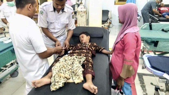 48 orang diduga mengalami keracunan usai menyantap makanan syukuran yang disediakan di desa Lubuk Palas, Asahan.