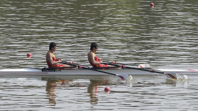 Tim Dayung Putri Indonesia, Mutiara Rahma Putri/Melani Putri, terus membangun chemistry di Situ Cileunca, Pangalengan, jelang Olimpiade.