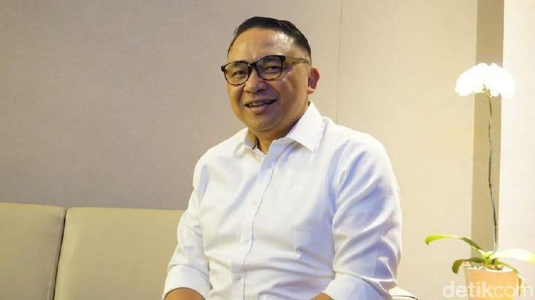 Nama Ari Askhara tengah jadi perbincangan. Eks dirut Garuda ini diisukan mempunyai wanita 'simpanan' yang sangat berkuasa di BUMN itu. Korban beri kesaksian.