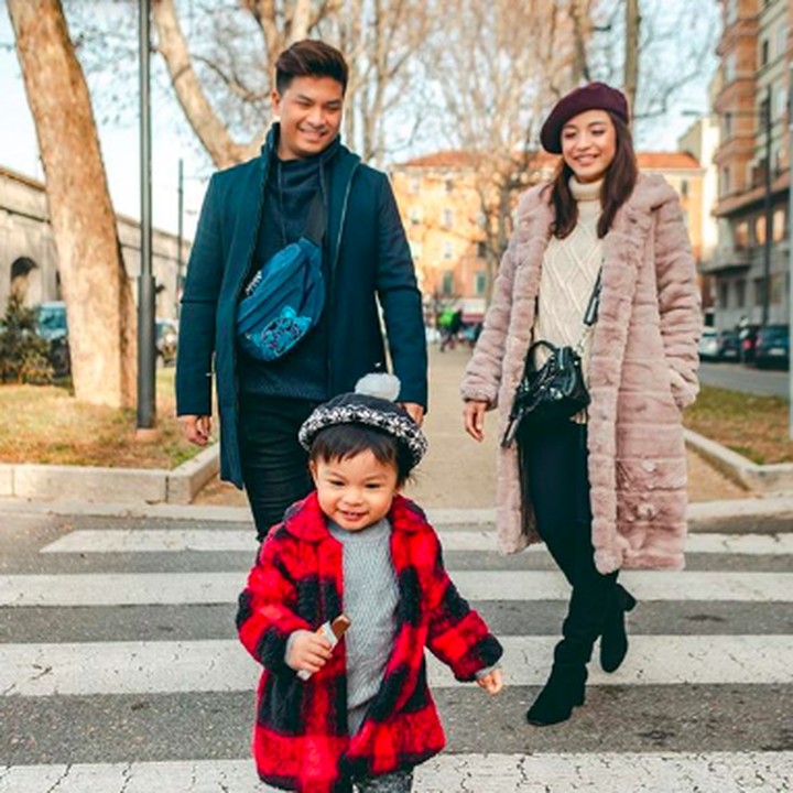 <p>Jalan-jalan ke luar negeri. Gaya Natusha sudah mencuri perhatian ya, Bun. Pakai coat dan boat biar kaya Mama Chelsea. (Foto: Instagram @nastusha.olivia.alinskie)</p>
