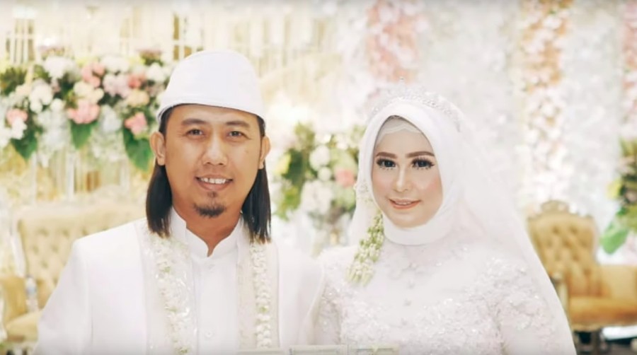 Ade Jigo melepaskan status duda dengan menikahi Irene Maya.