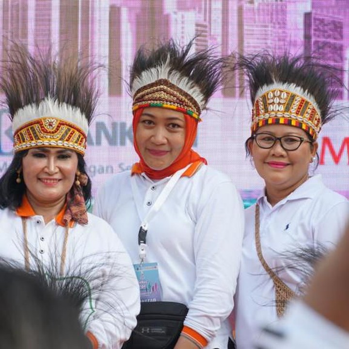 <div>Acara jalan santai ini sekaligus mengakrabkan keluarga anggota Kabinet Indonesia Maju. Sebab sebagian dari mereka baru saling mengenal sekitar dua bulan terakhir. (Foto: Humas Oase)</div><div> </div><div> </div>