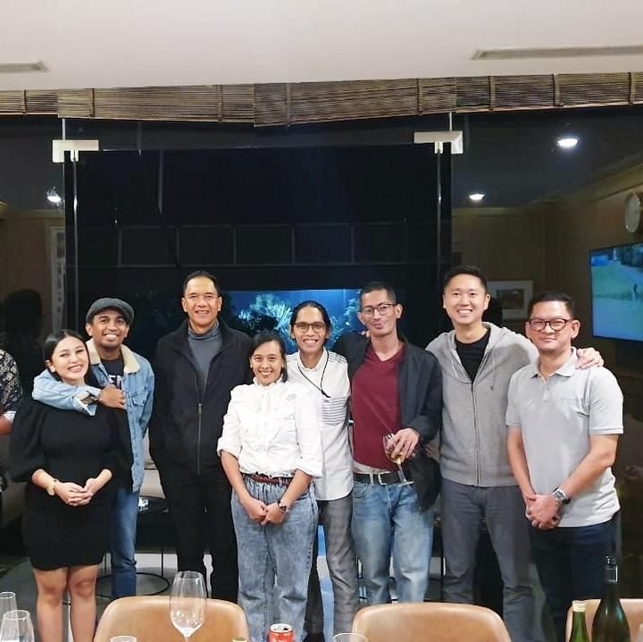 <p>Dalam foto bersama dengan kerabat-kerabatnya, Glenn dan Mutia nampak mesra. Terlihat Glenn memeluk Mutia. Nah, kebetulan banget nih, Bun, Glenn termasuk salah satu artis yang mengisi HUT ke-18 Transmedia yang berlangsung pada 14-15 Desember mendatang. Kalau Bunda mau meyaksikan penampilan Glenn, bisa mendapatkan tiketnya di <a href="https://www.transstudiocibubur.com/" target="_blank">Trans Studio Cibubur</a> ya.(Foto: Instagram @anggikharisma)</p>