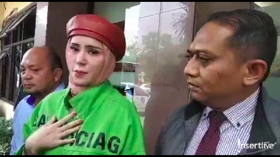 Angel Lelga mengaku Vicky Prasetyo pintar menghipnotis publik dan membuatnya di pandang sebelah mata oleh publik.