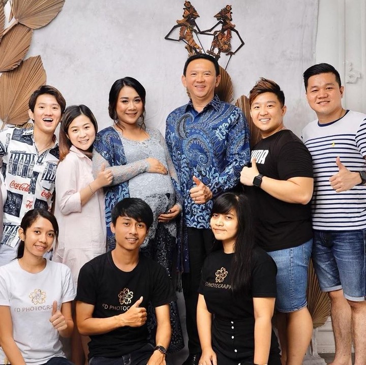 Dalam kesempatan tersebut, Puput memilih untuk mengenakan kebaya berwarna iced blue. Sedangkan Ahok nampak rapi mengenakan batik bernuansa biru. (Foto: Instagram @fdphotography90)