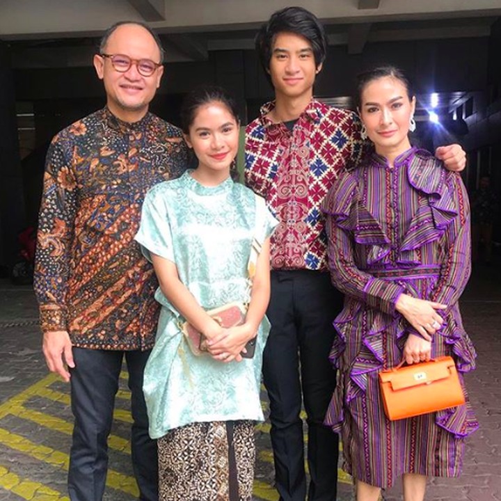 <p>Dari pernikahan sebelumnya, Iis punya anak perempuan bernama Juwita Salshadilla. Sedangkan, dari pernikahannya dengan Satrio, Iis dikaruniai anak lelaki bernama Devano Danendra. (Foto: Instagram/ @isdadahlia)  </p>
