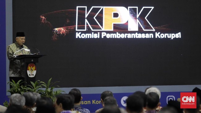 Wapres Ma'ruf Amin berharap Ketua KPK Firli Bahuri patuh undang-undang agar tak rangkap jabatan dengan posisinya saat ini di Baharkam Polri.