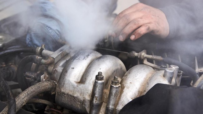 Mengetahui penyebab pelumas mesin bercampur air bisa ditebak bila mesin mengalami overheat atau mesin kepanasan.