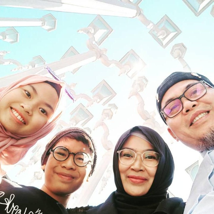 <p>Sedangkan dari pernikahannya dengan Dewi Febriana, pria 53 tahun ini dikaruniai dua anak, Putri Adristi Arinaya dan Laskar Muhammad Akhtar. (Foto: Instagram @dennych)</p>