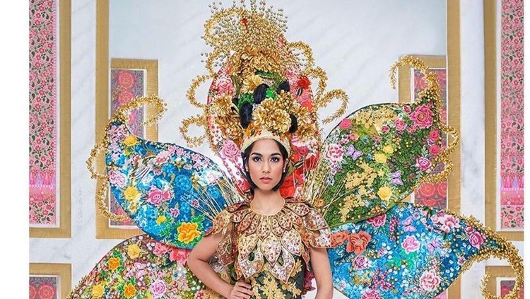Steve Harvey,  presenter Miss Universe 2019 salah membacakan kostum terbaik tahun ini. Awalnya menyebut Malaysia lalu diralat.