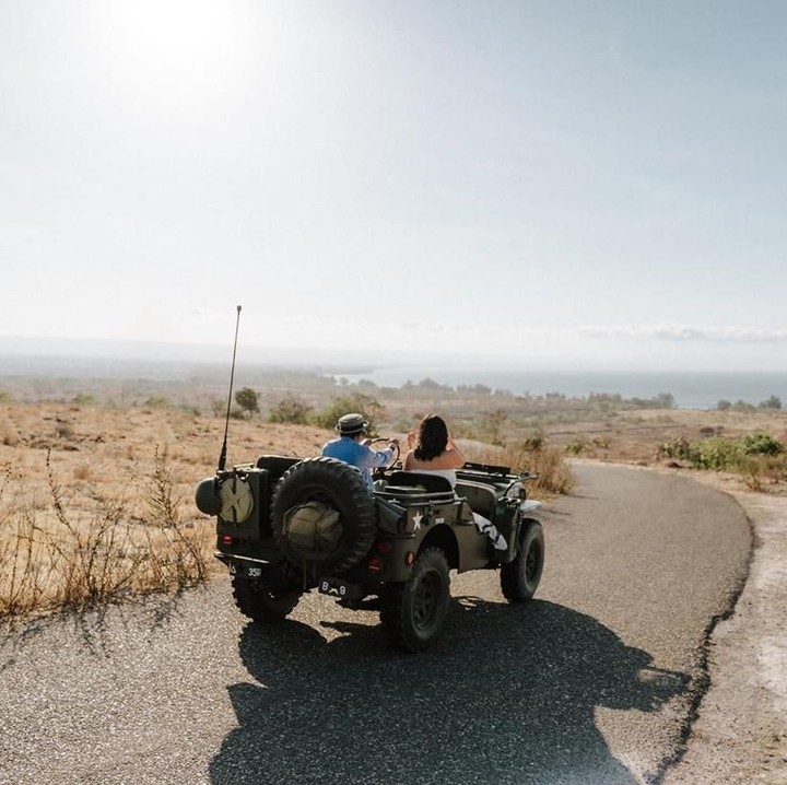 <p>Glenn Fredly dan Mutia Ayu juga sempat liburan ke Pulau Sumba, Nusa Tenggara Timur. Sepertinya seru ya berjalan-jalan dengan mobil seperti ini di Sumba.</p>