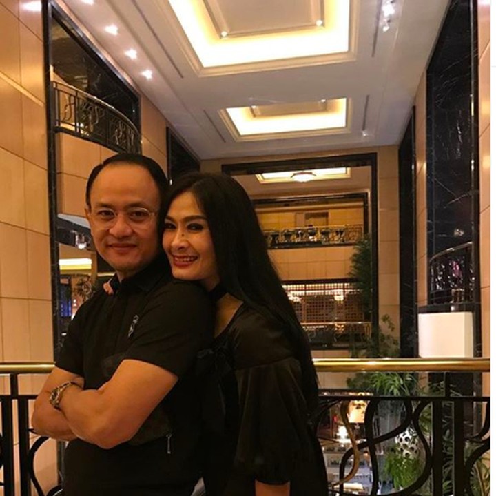 <p>Baru-baru ini, Satrio Dewandono ramai diperbincangkan karena dia menjadi pilot pesawat Garuda Indoensia yang menerbangkan pesawat Garuda Indonesia dari Toulouse, Perancis, ke Jakarta. pesawat mengangut motor Harley Davidson selundupan dan sepeda Brompton. Kabar ini juga dibenarkan Iis, Bun. (Foto: Instagram/ @isdadahlia)</p>