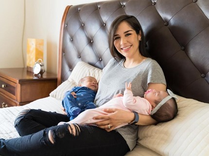 Tips Sukses Menyusui Bayi Kembar Secara Bersamaan