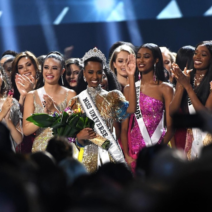 <p>Zozibini Tunzi asal Afrika Selatan terpilih menjadi Miss Universe 2019 mengalahkan 89 kontestan dari berbagai negara di dunia. (Foto: Paras Griffin/Getty Images</p>
