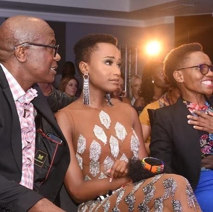 <p>Sebelum malam final Miss Universe 2019, Tunzi membagikan foto kebersamaannya bersama sang ayah dan ibu. (Foto: Instagram @zozitunzi)</p>