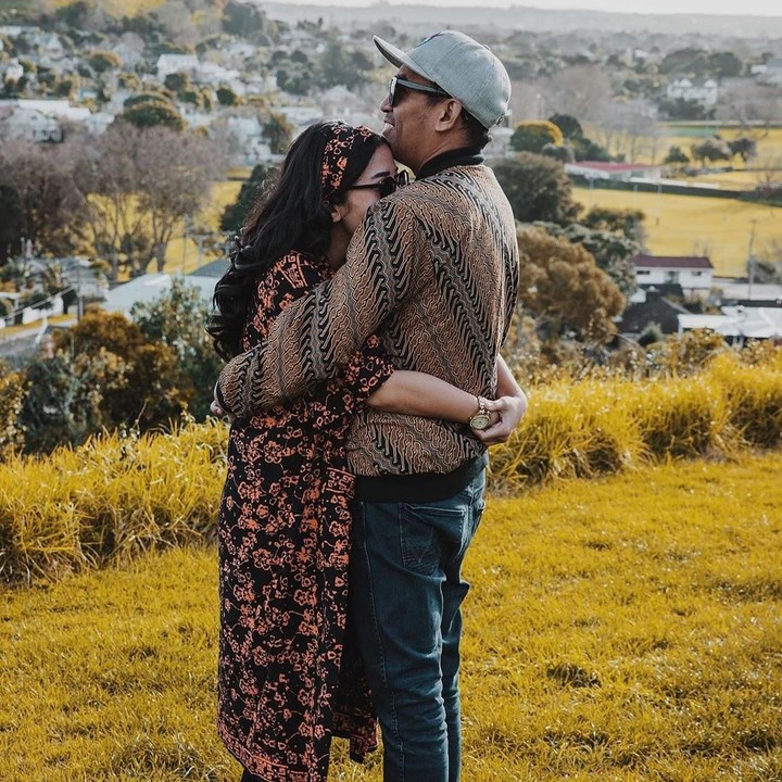 <p>Tapi, sekalinya mengunggah foto kebersamaan dengan sang istri, fotonya romantis, Bun. Misalnya, dalam foto ini terlihat Mutia sedang memeluk Glenn. (Foto: Instagram @mutia_ayu)</p>