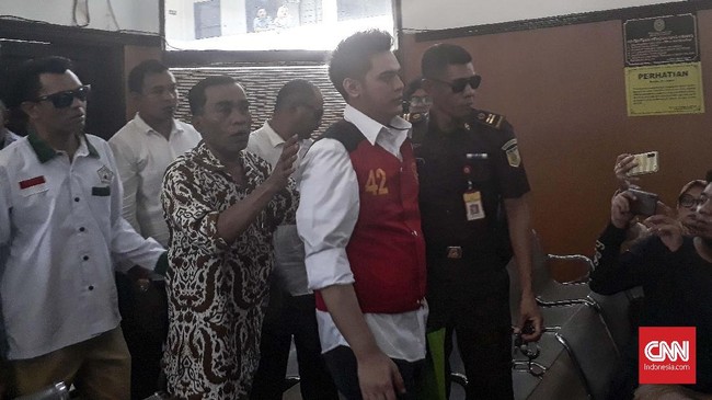 Jaksa mengeluhkan pengawalan anggota ormas terhadap tiga terdakwa 'bau ikan asin', yakni Galih Ginanjar, Pablo Benua, dan Rey Utami di PN Jaksel.