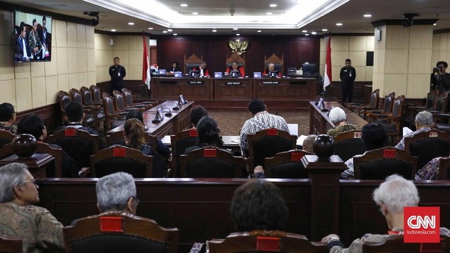 Gugatan tentang aturan batas usia pencalonan kepala daerah ditolak hakim MK. Hakim berpendapat persyaratan tentang usia merupakan wewenng DPR.
