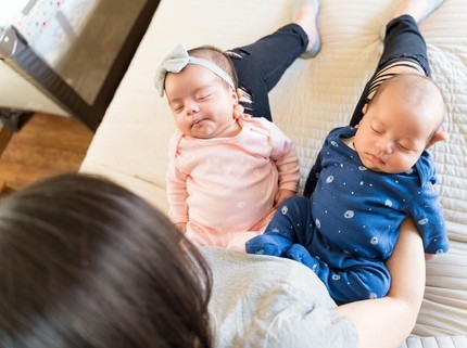 5 Tips Menyusui Bayi Kembar Tanpa Cemas