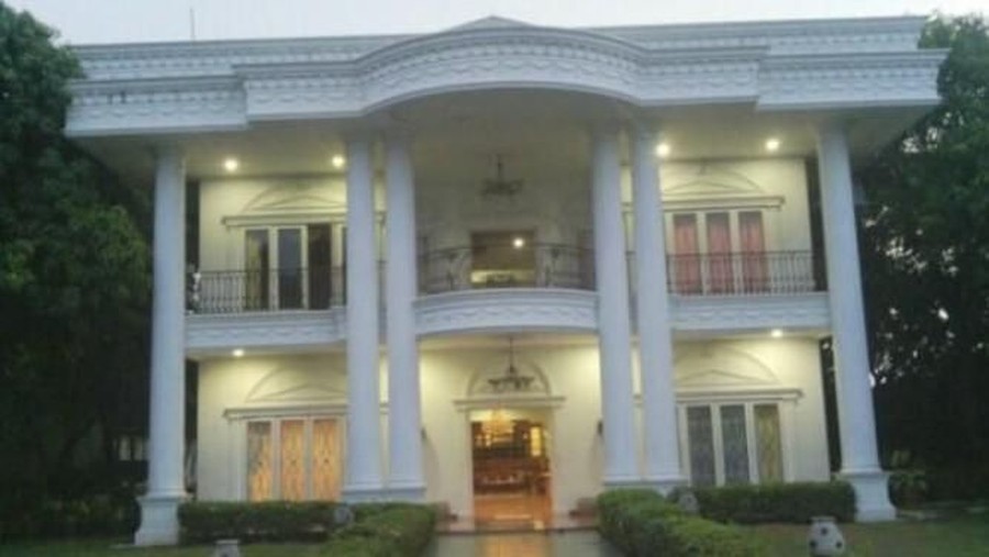 Ulasan fakta menarik terkait rumah putih yang disebut jadi lokasi syuting paling legenda di Indonesia.