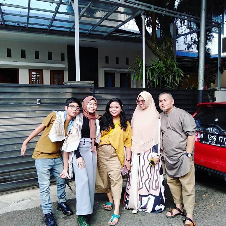<p>Denny tampak bahagia menghabiskan waktu bersama kedua putrinya, Bun. (Foto: Instagram @dennych)</p>