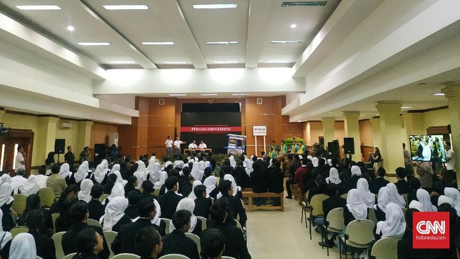 Jokowi didampingi Gubernur DKI Anies Baswedan menghadiri acara Prestasi Tanpa Korupsi di SMKN 57. Dalam acara itu Menteri Nadiem dan Erick Thohir bermain drama.
