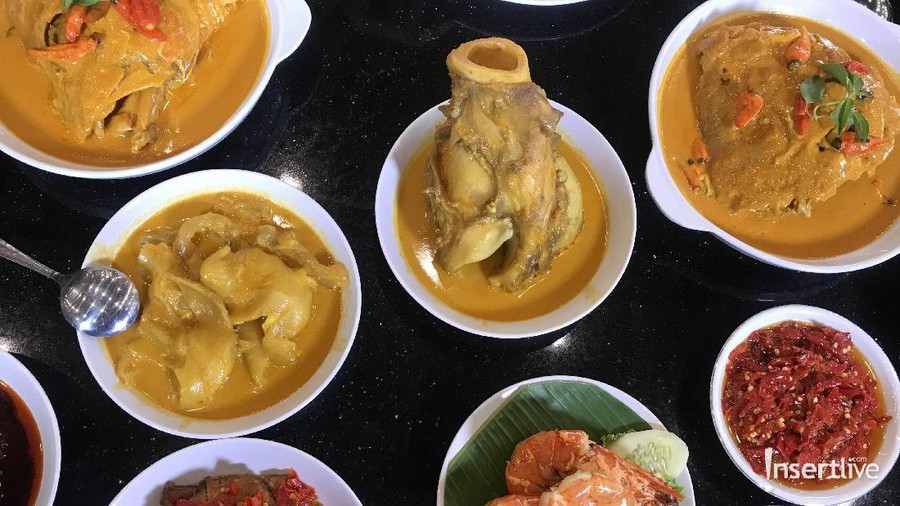 Duo Makan berburu makanan khas Indonesia.
