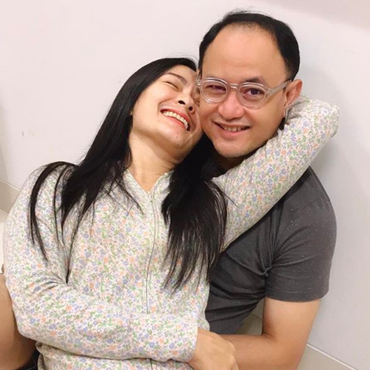 <p>Bersandar mesra di dada suami ala Iis Dahlia. (Foto: Instagram/ @isdadahlia)</p>