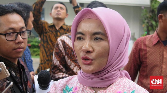 Direktur Utama PT Pertamina (Persero) Nicke Widyawati (kiri) dan Komisaris Utama Pertamina Basuki Tjahaja Purnama alias Ahok (kanan) usai bertemu Presiden Joko Widodo, di Kompleks Istana Kepresidenan Jakarta, Senin (9/12).