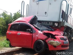 Viral Kereta Api Tabrak Mobil Mogok di Muara Enim