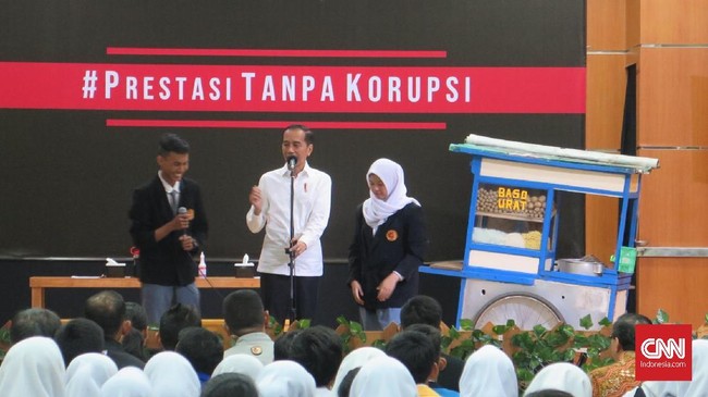 Presiden Jokowi menyebut banyak evaluasi yang perlu dilakukan menyoroti maraknya korupsi. Jokowi akan membahasnya bersama KPK dan petinggi parpol.