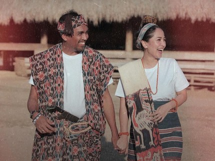 Jarang Terekspose, Intip Kemesraan Glenn Fredly Manjakan Istri