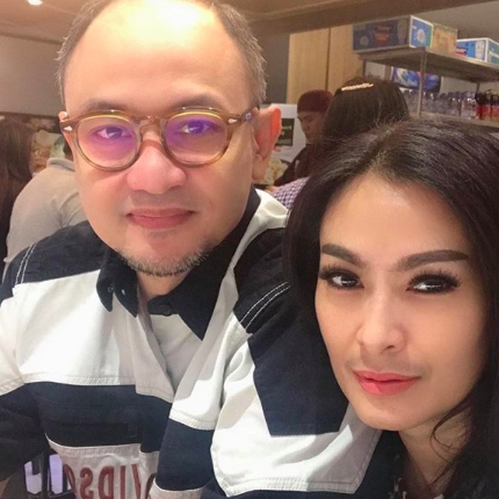 <p>"Jawabannya iya, dia adalah salah satu crew yang aktif namun jika ada yang ingin ditanyakan lebih dari itu silahkan hubungi pihak berwenang dal hal ini Garuda Indonesia karena bukan kapasitas saya sebagai istri dari suami saya untuk menjawab," kata Iis di Instagramnya. (Foto: Instagram/ @isdadahlia)</p>