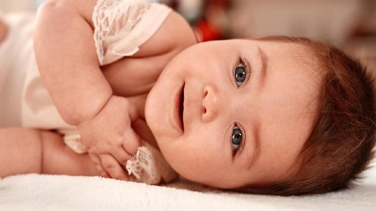 20 Inspirasi Nama Bayi Perempuan yang Lahir di Bulan Desember